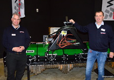 Levinus Matthijsse en Hendrik Zwambag van Weevers Mechanisatiebedrijf uit Swifterbant.